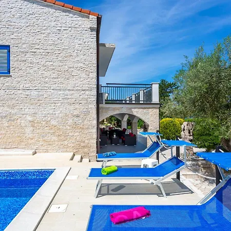 Сasa de vacaciones Front In With Wifi Klimno